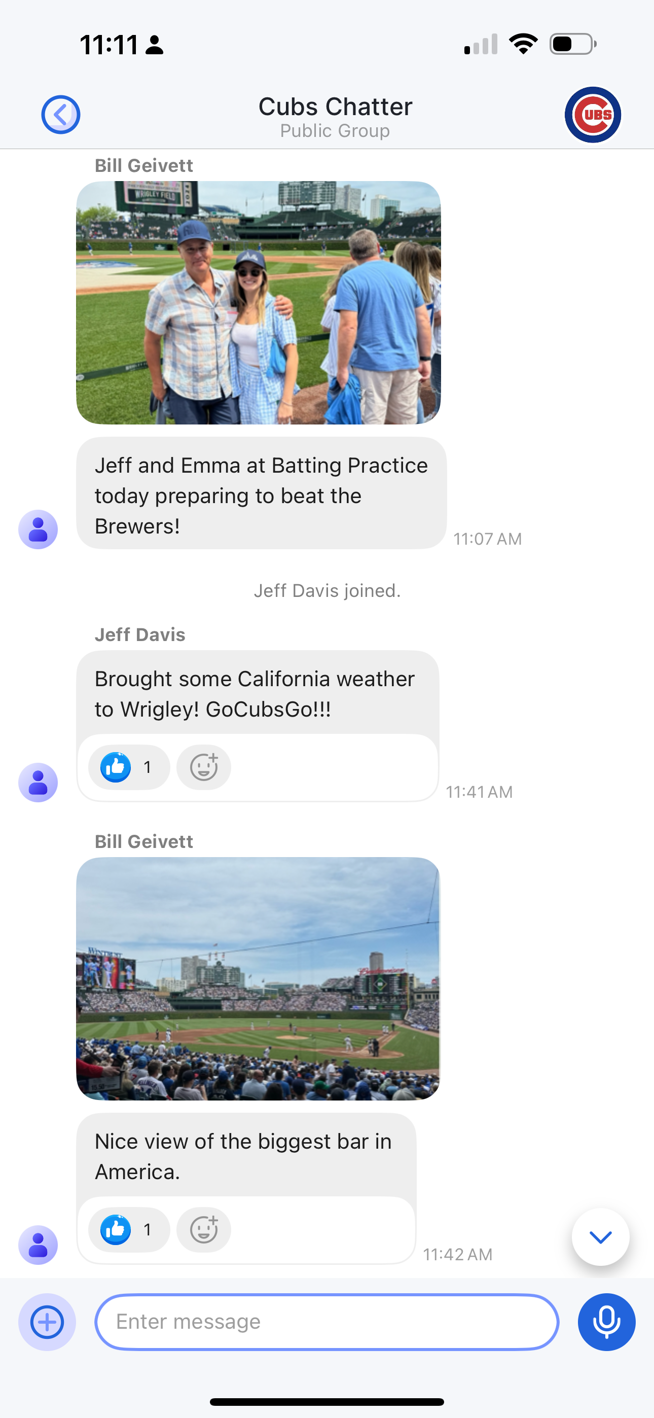 06 · Group chat — Photos, reactions and voice notes.